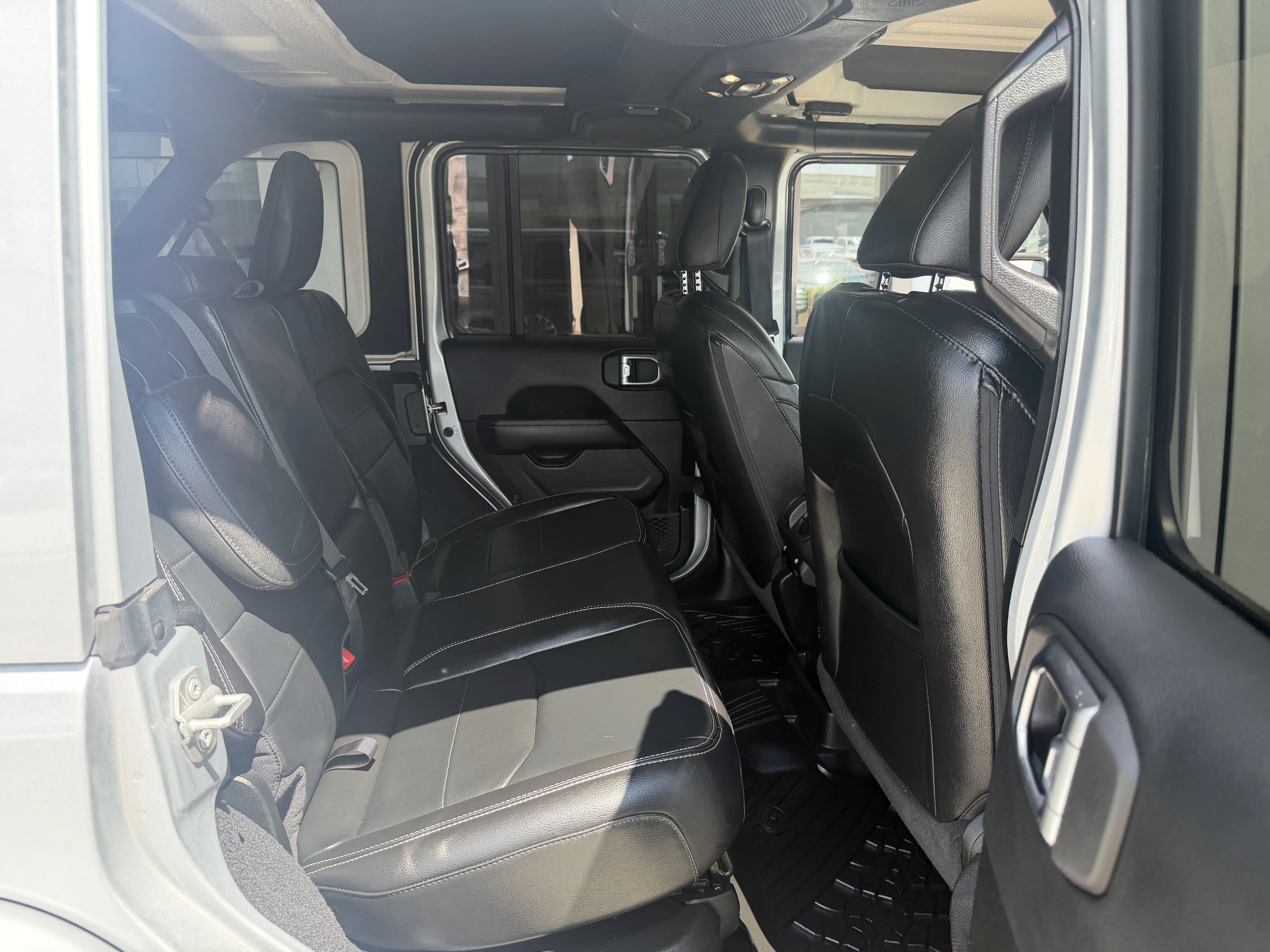Used 2022 Silver Zynith Clearcoat Jeep Unlimited Sahara image 31