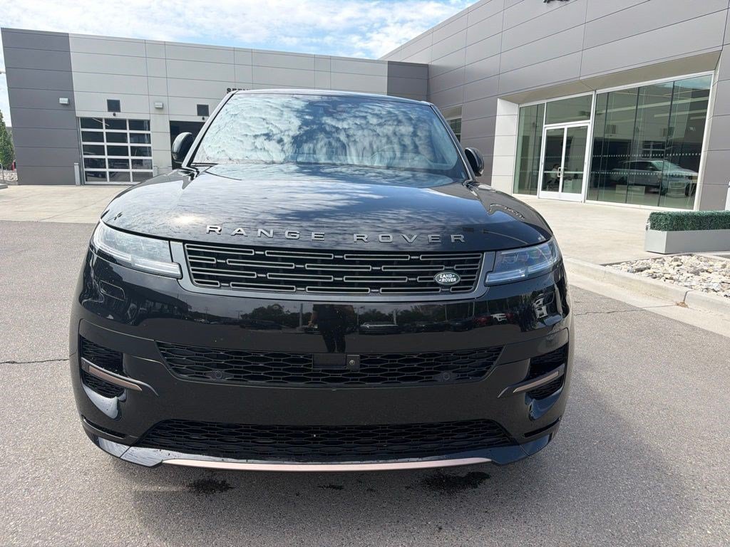 Used 2025 Black Land Rover Dynamic SE image 2