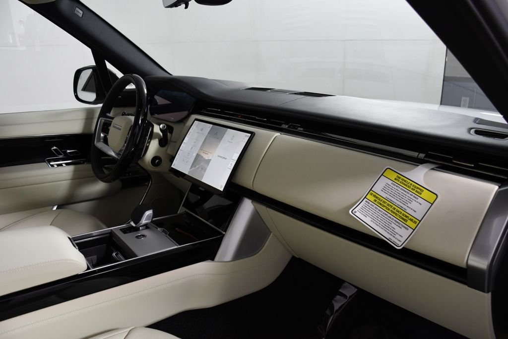 New 2026 Ostuni Perl Wh Land Rover SE image 18