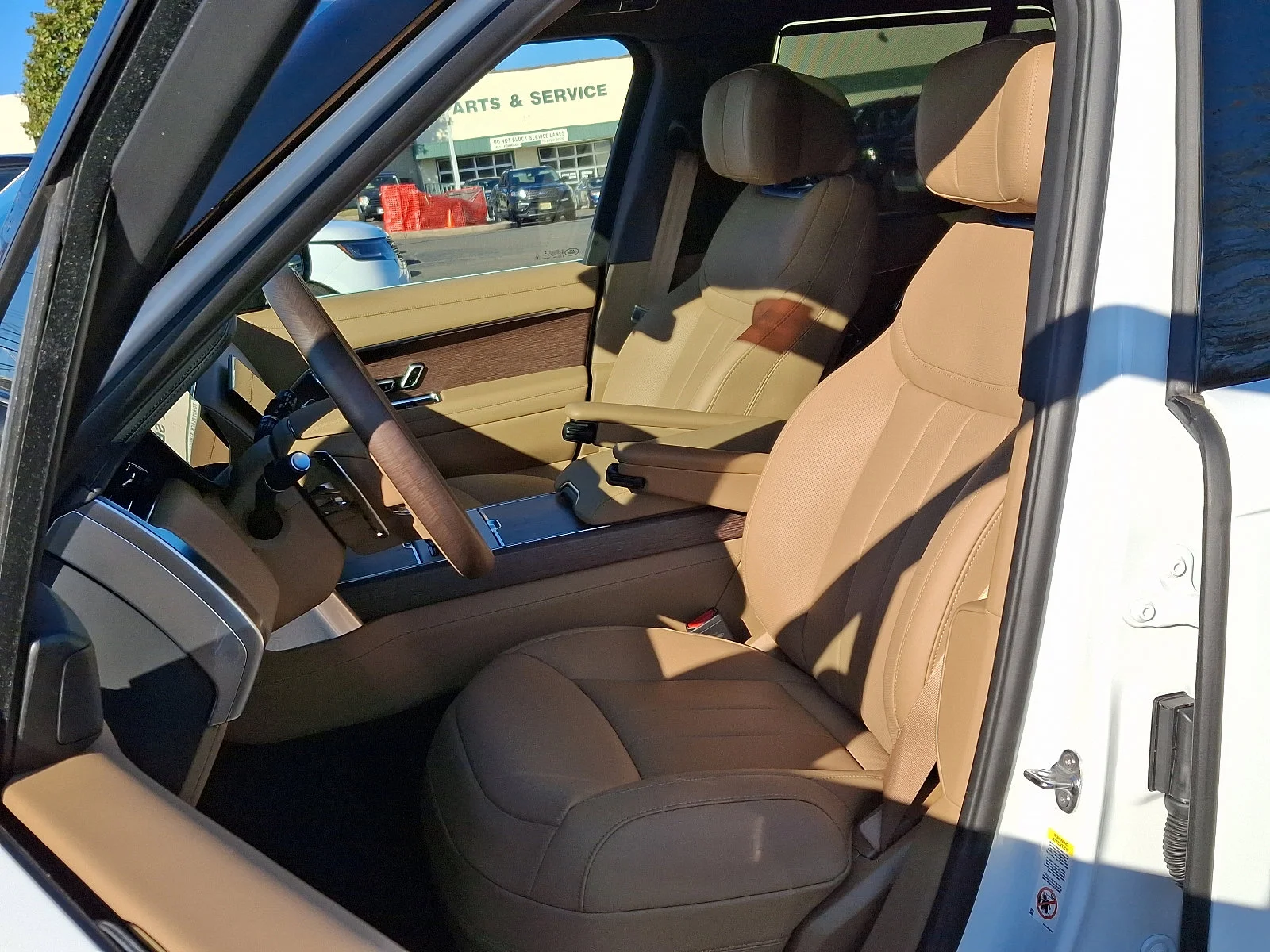 New 2025 Fuji White - 1AA Land Rover Autobiography image 14