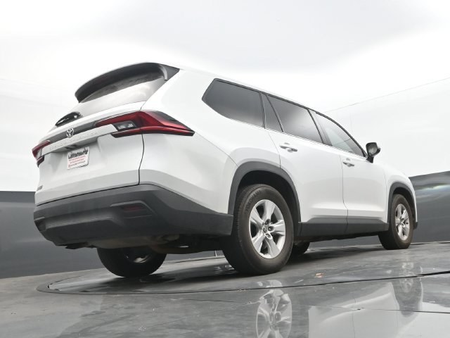 Used 2025 Wind Chill Pearl Toyota LE image 26