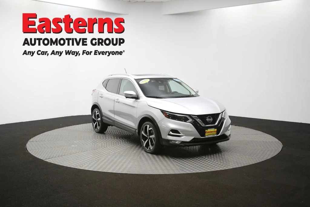 Used 2022 Silver Nissan SL image 49