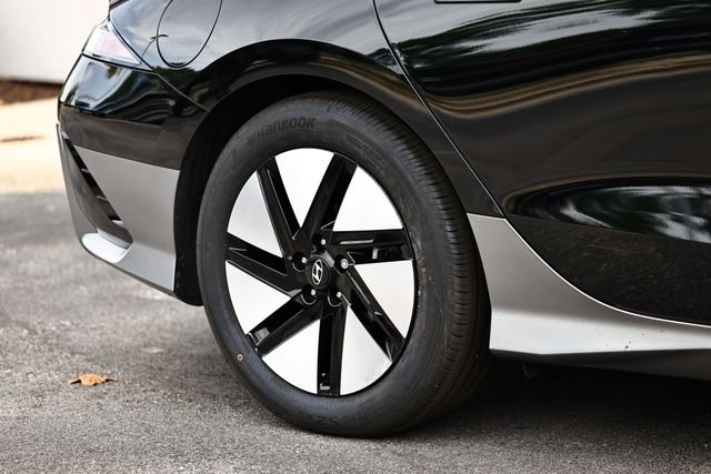 Used 2023 Onyx Black Hyundai SE image 4