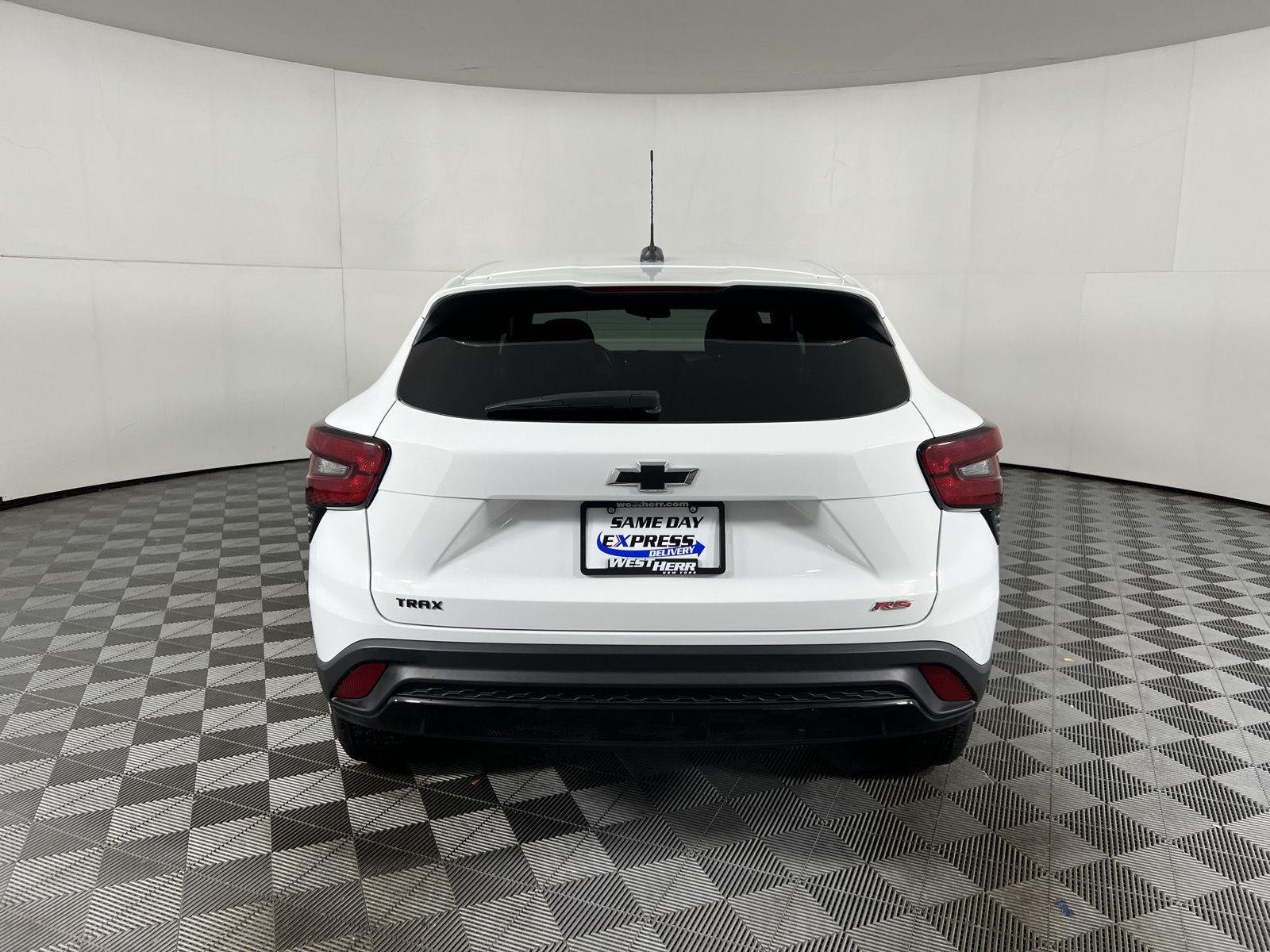 Used 2024 Summit White Chevrolet 1RS image 23