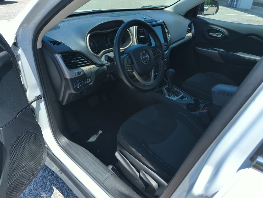 Used 2017 White Jeep Latitude image 11