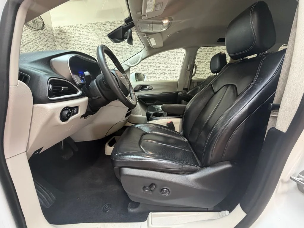 Used 2022 White Chrysler Touring L image 19