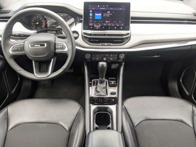 Used 2024  Jeep Latitude image 15