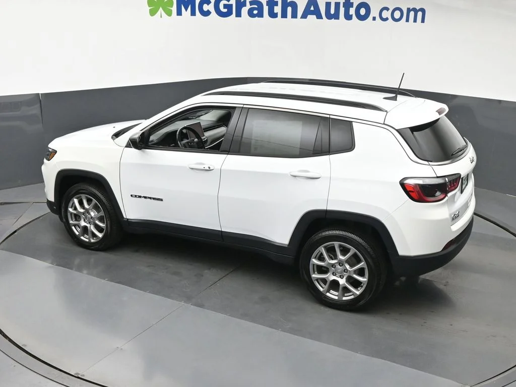 Certified Used 2022 White Jeep Latitude Lux image 22