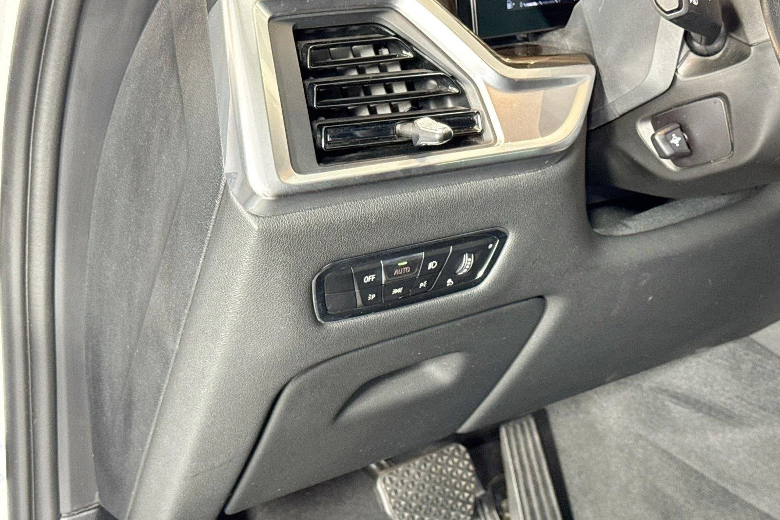 Used 2023 Alpine White BMW xDrive40i image 10