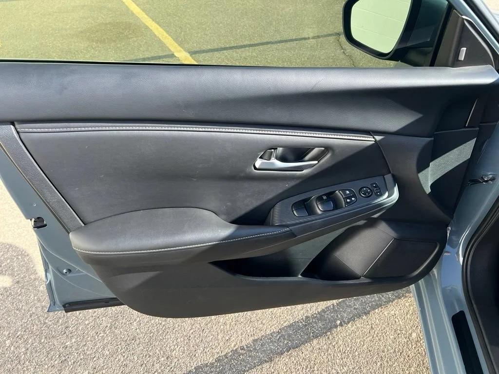 Used 2025  Nissan SV image 9