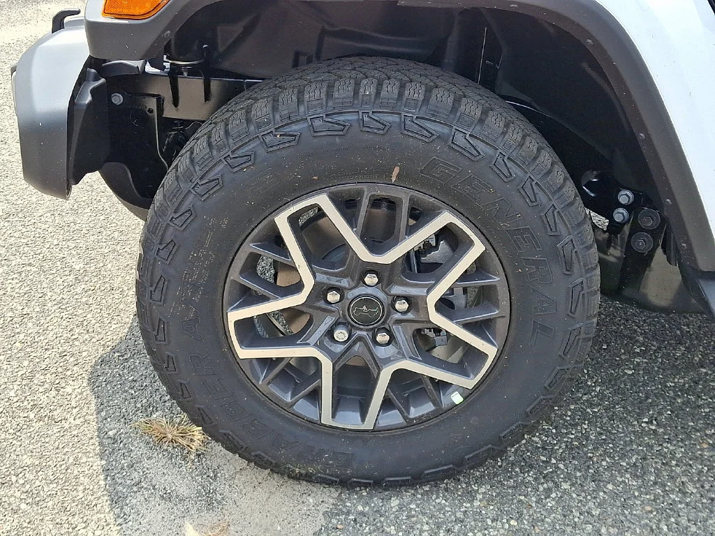 New 2026 Bright White Clear-Coat Exterior Paint Jeep Sahara image 19