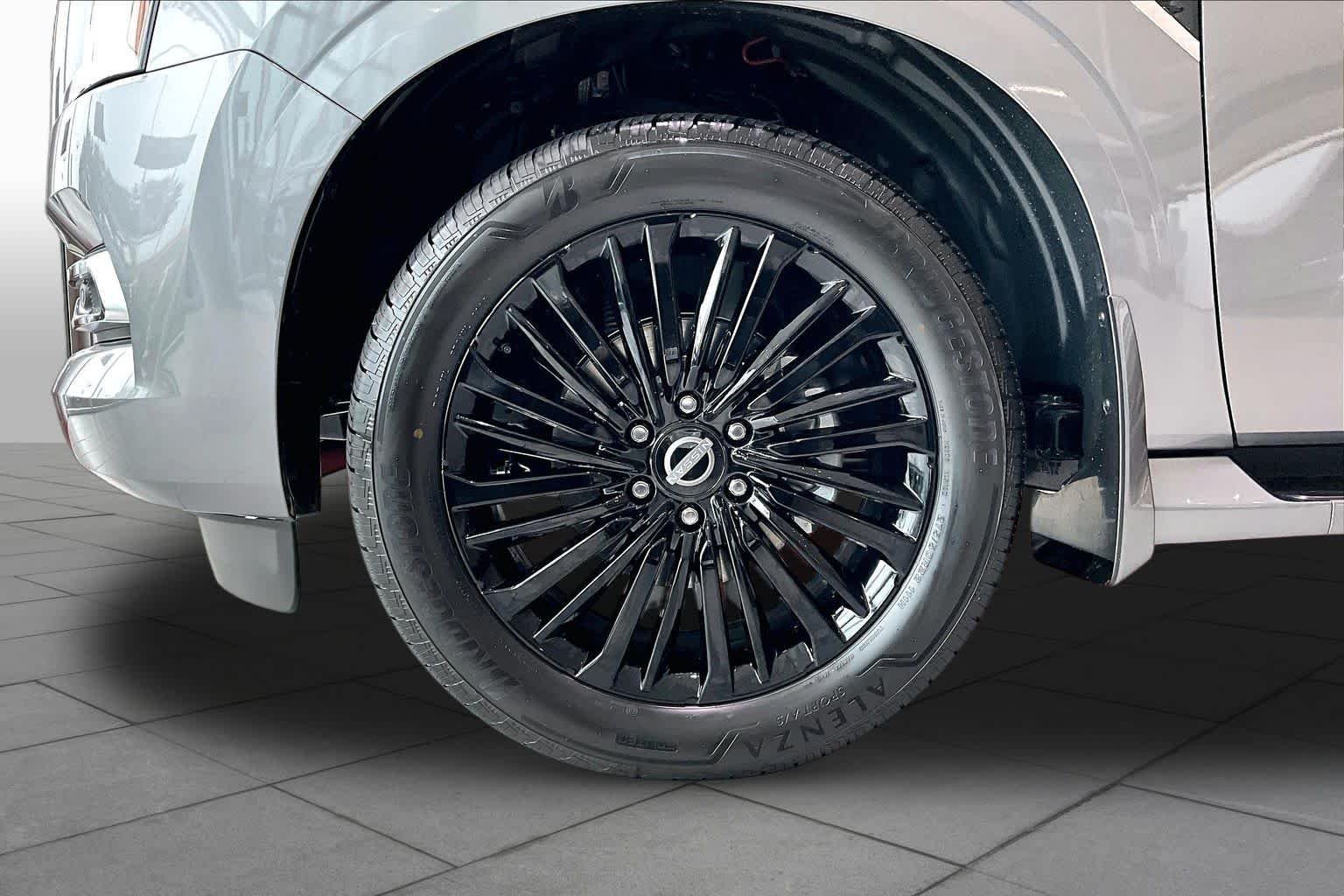 New 2026 Gun Metallic / Super Black Two-tone Nissan Platinum Reserve image 9