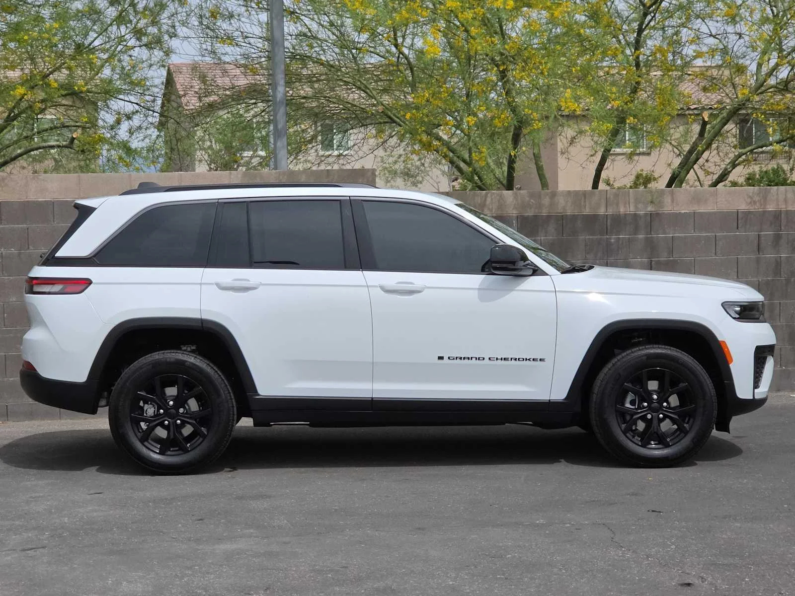 New 2026 Bright White Clear-Coat Exterior Paint Jeep Laredo Altitude image 9