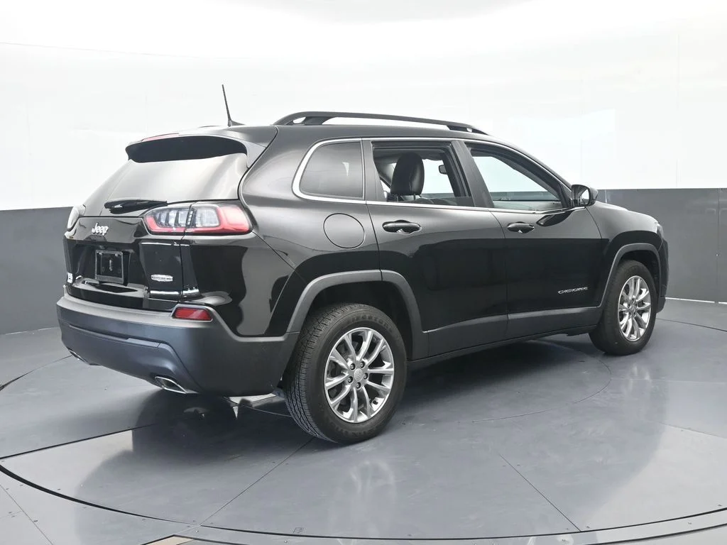 Used 2022 Diamond Black Crystal Pearlcoat Jeep Latitude Lux image 6