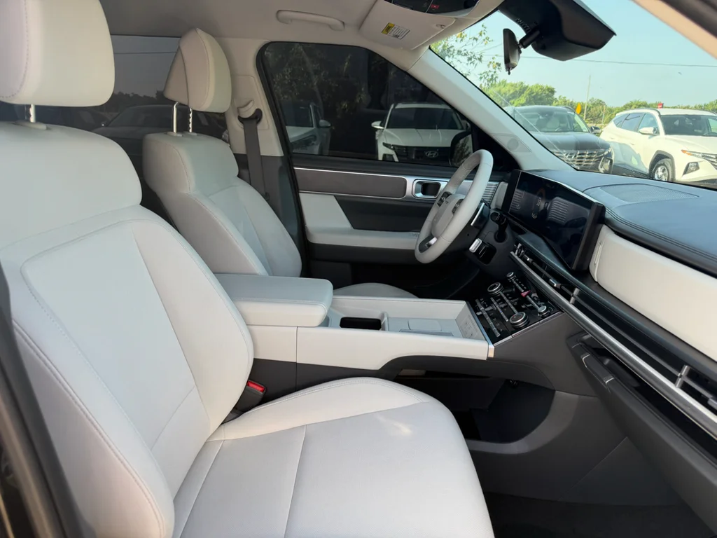 Used 2024 Phantom Black Hyundai SE image 12