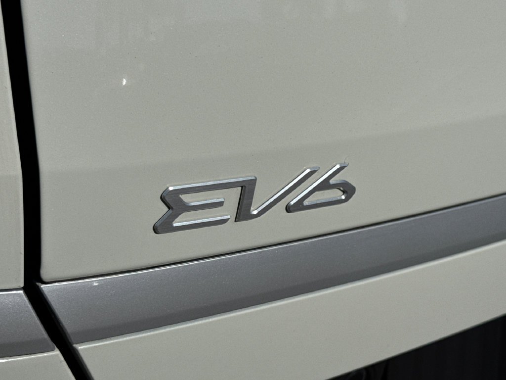 Used 2024 White Kia Light image 11