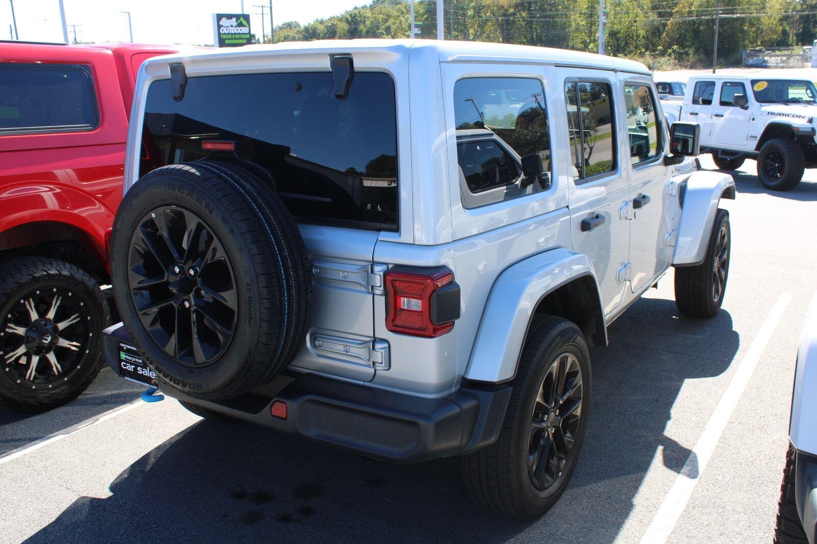 Used 2024 Silver Zynith Clearcoat Jeep Sahara image 6
