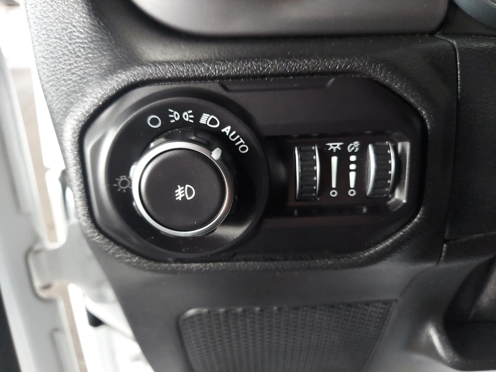 Used 2018 Bright White Clearcoat Jeep Sport S image 26