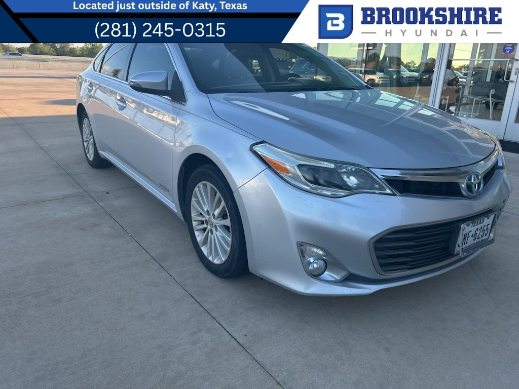 Used 2014 Classic Silver Metallic Toyota XLE Touring image 1