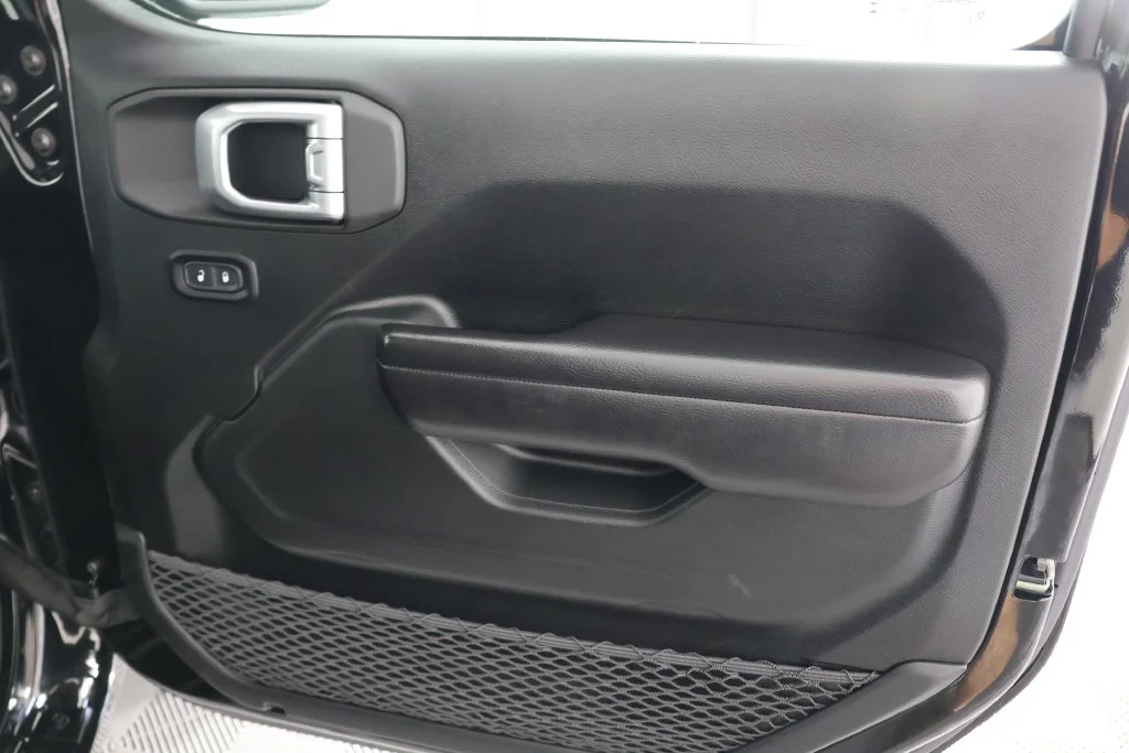 Used 2020 Black Clearcoat Jeep Sport S image 24