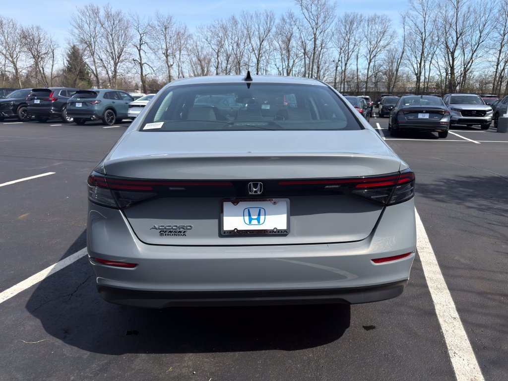 New 2026 Urban Gray Pearl Honda SE image 4