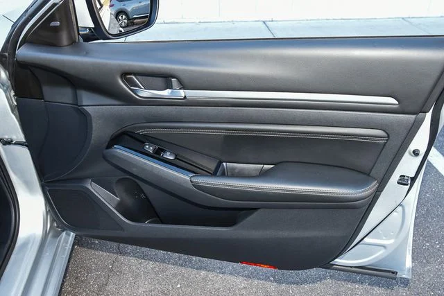 Used 2019 Silver Nissan 2.5 Platinum image 24