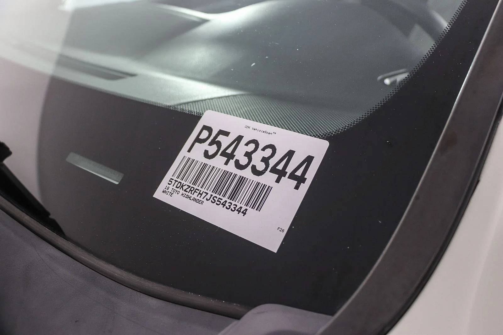 Used 2018 White Toyota XLE image 25