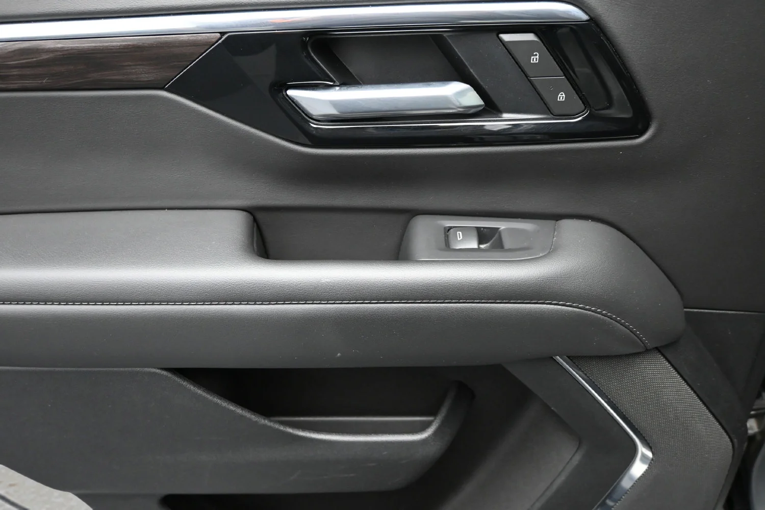 Used 2025 Sterling Gray Metallic Chevrolet LT image 9