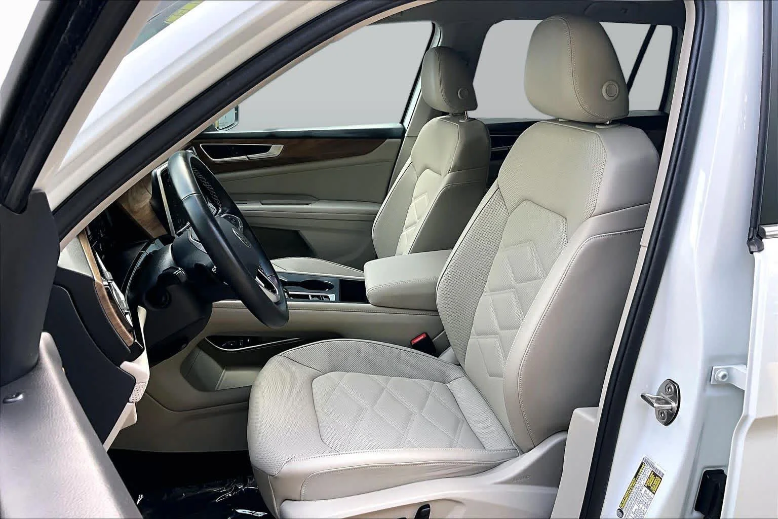 Used 2024 Pure White Volkswagen 2.0T SE image 9