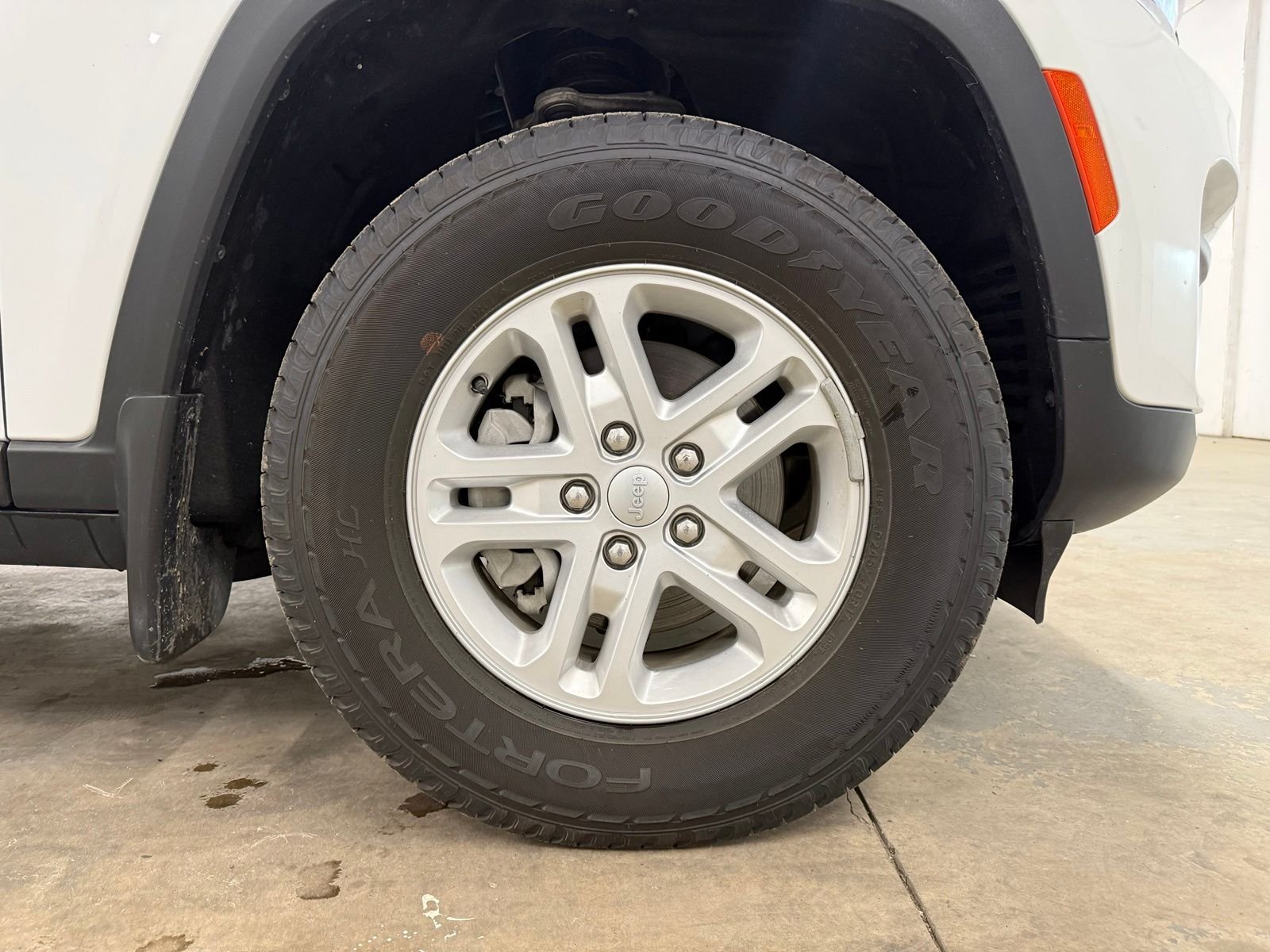 Used 2025 White Jeep Laredo image 29