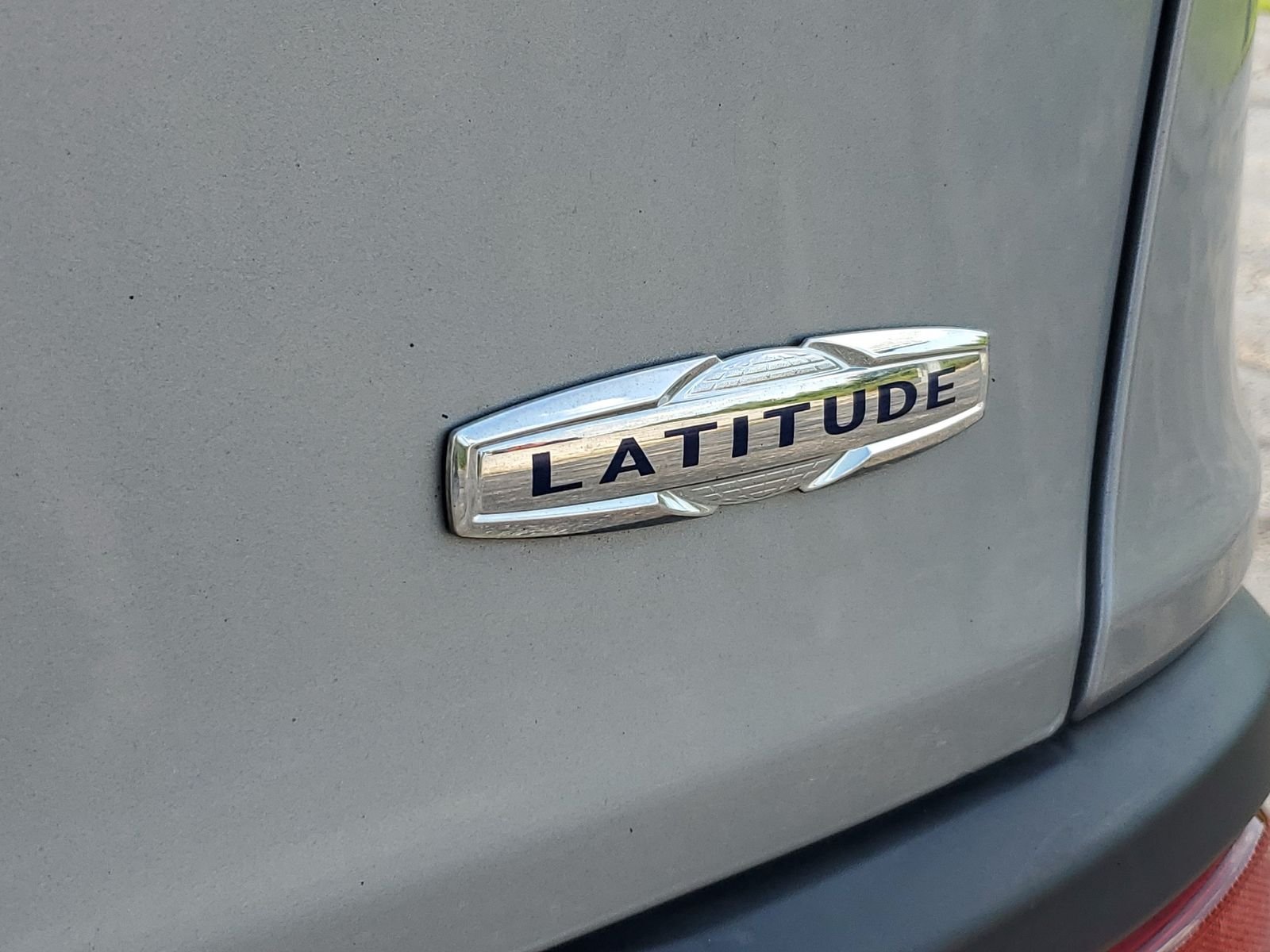 Used 2015 Silver Jeep Latitude image 23