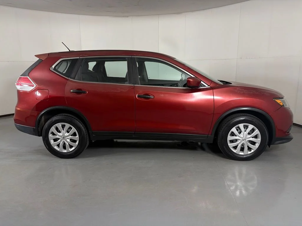 Used 2016 Red Nissan S image 9