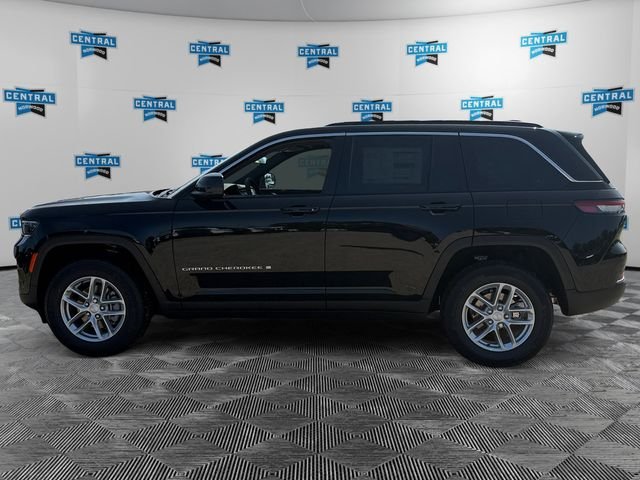 New 2026 Diamond Black Crystal Pearl-Coat Exterior Paint Jeep Laredo X image 2