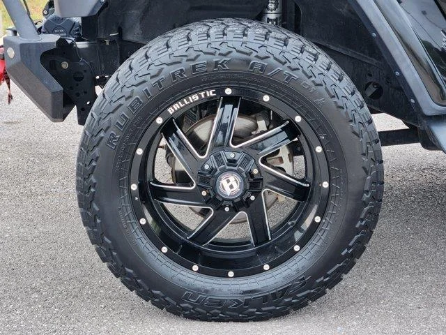 Used 2020 Black Clearcoat Jeep Overland 4x4 Crew Cab 5 ft. box image 9