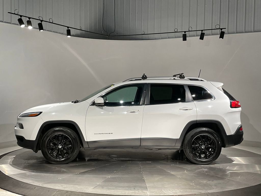 Used 2017 Bright White Clearcoat Jeep Latitude image 14