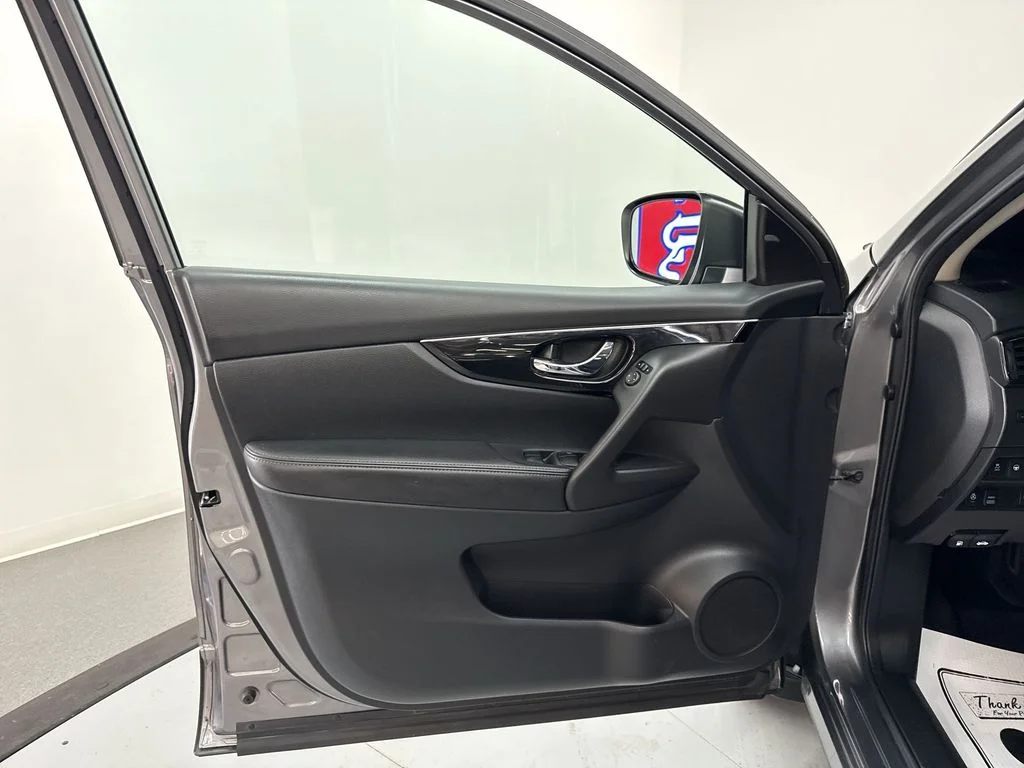 Used 2019 Gun Metallic Nissan SL image 14