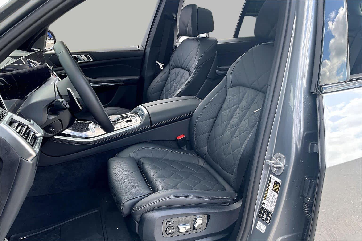 Used 2026 Skyscraper Grey Metallic BMW xDrive40i image 7