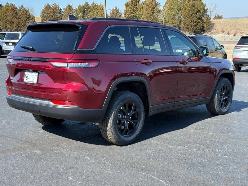 New 2026 Velvet Red Pearl-Coat Exterior Paint Jeep Laredo Altitude image 3