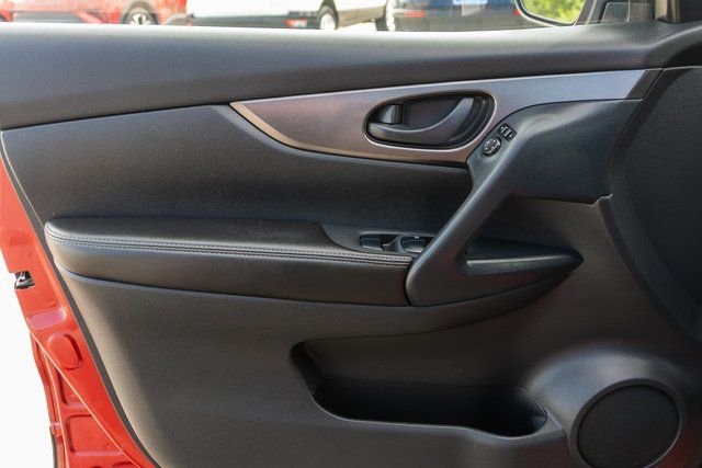 Used 2022 Red Nissan S image 16