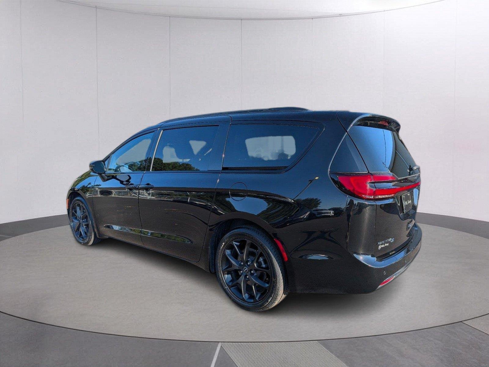 Used 2025 Diamond Black Crystal Pearlcoat Chrysler Limited image 5