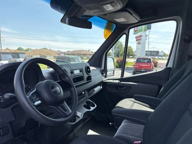 Used 2019 White Freightliner Standard Roof I4 image 18