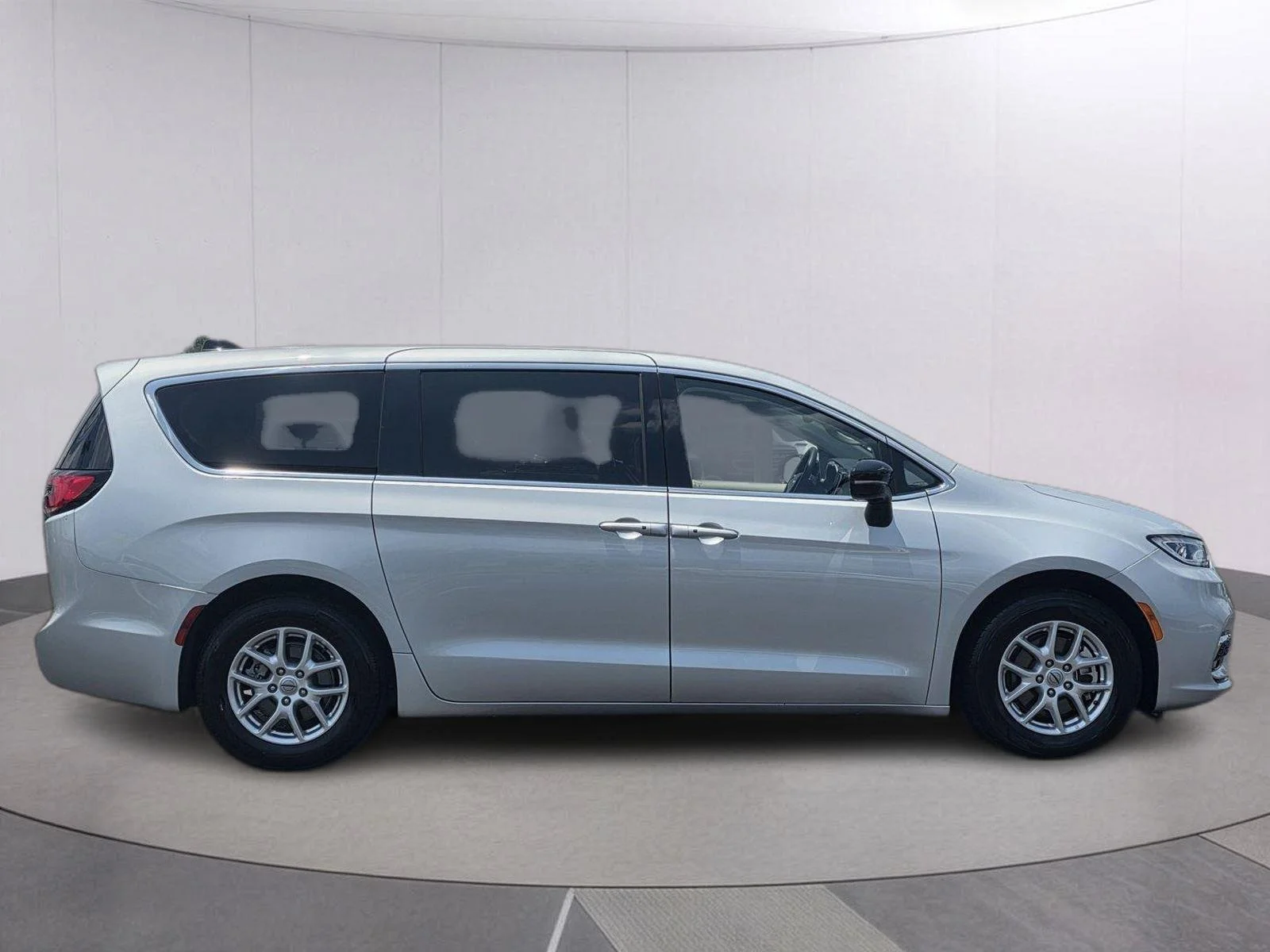Used 2024 Silver Mist Clearcoat Chrysler Touring L image 4