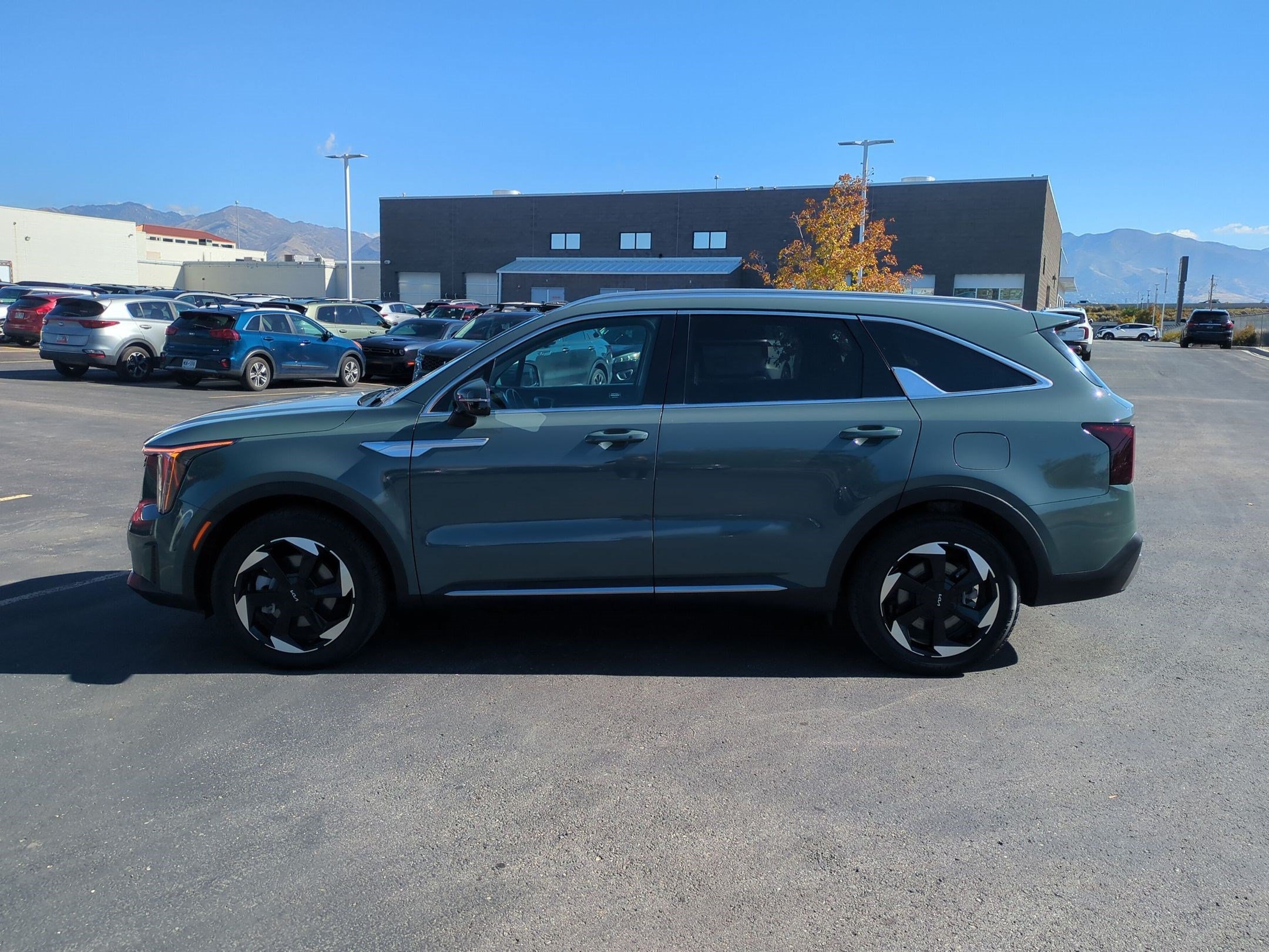 Used 2025 Cityscape Green Kia EX image 2