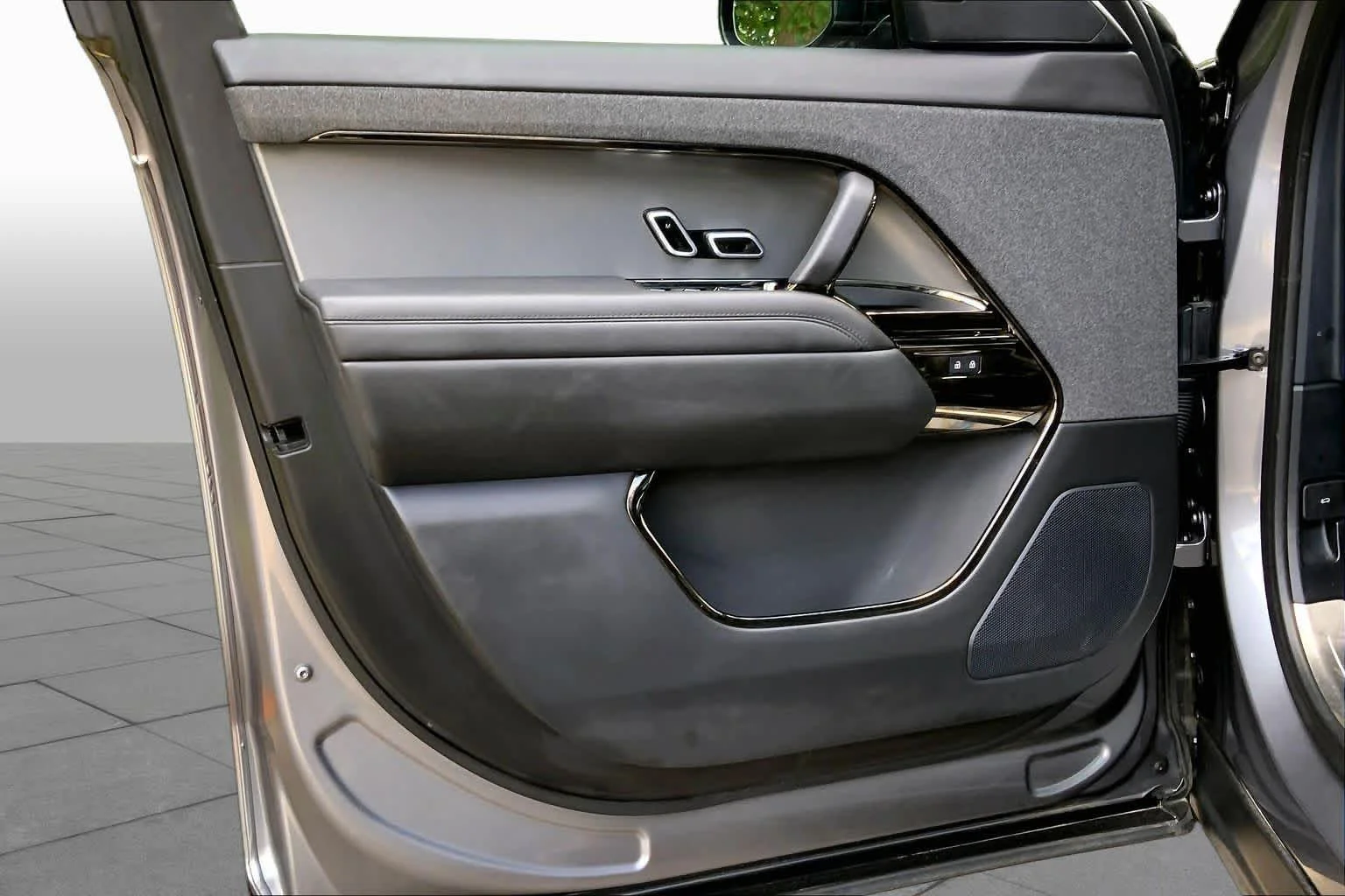 Used 2025 Eiger Grey Metallic Land Rover SE image 21