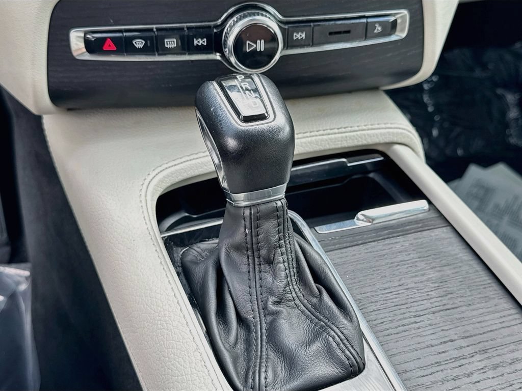 Used 2020 Black Volvo Momentum image 19