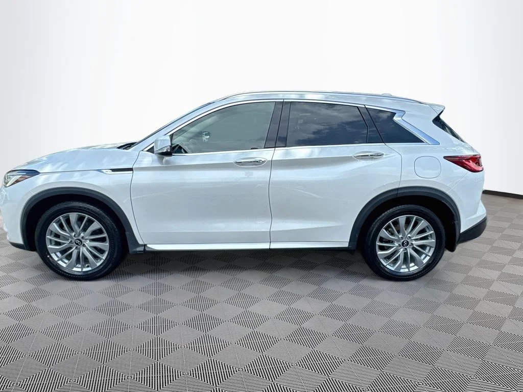 Certified Used 2023 White INFINITI LUXE image 9