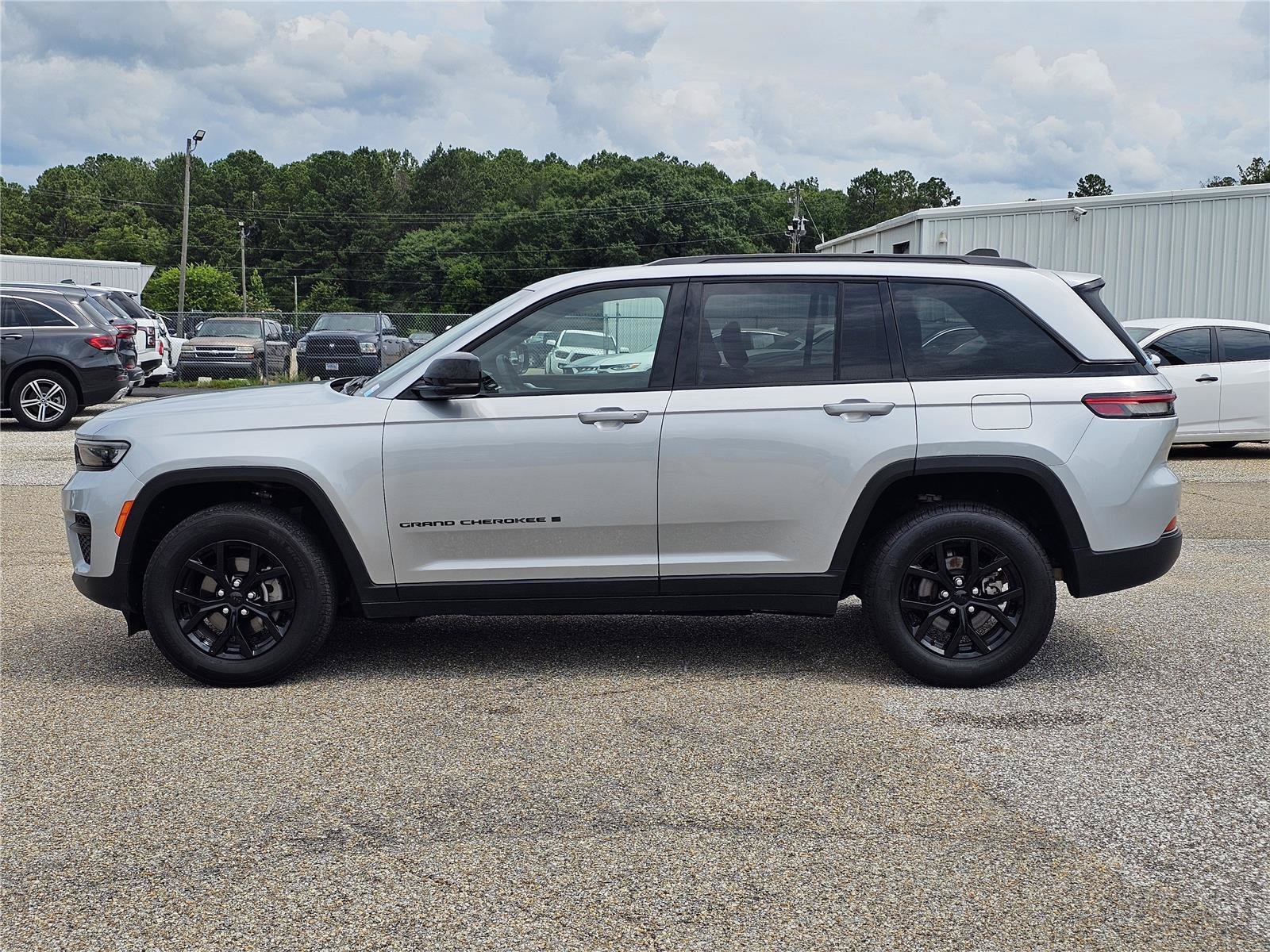 Used 2024 Silver Zynith Jeep Altitude image 13