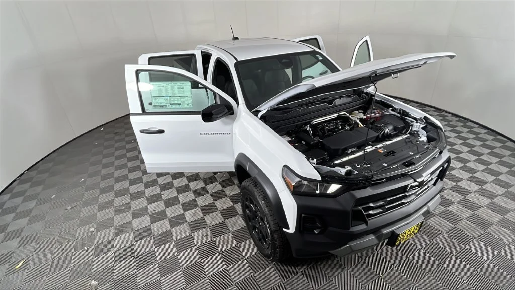 New 2026 Summit White Chevrolet Trail Boss image 34