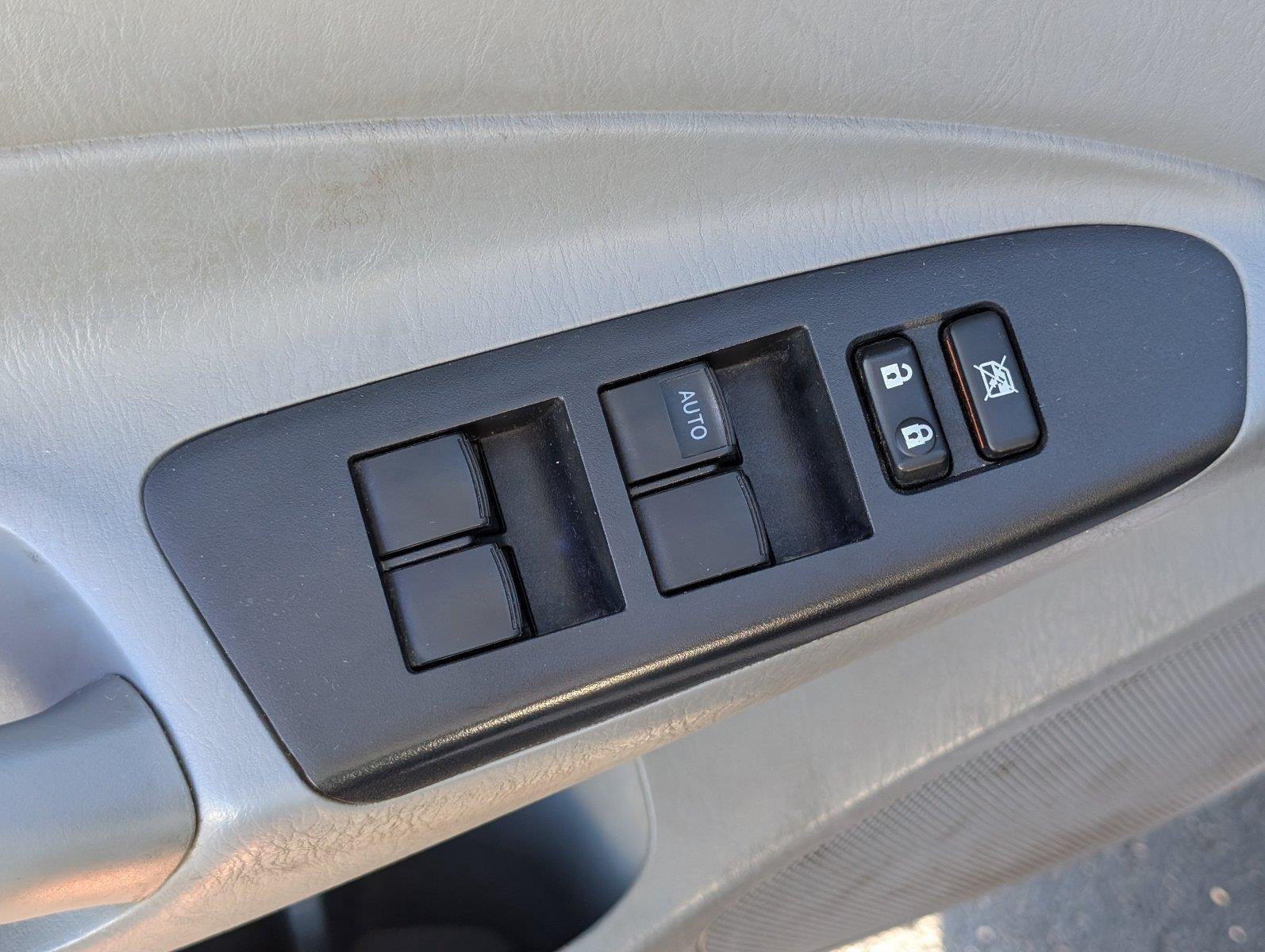 Used 2013 Super White Toyota Double Cab V6 4WD image 19