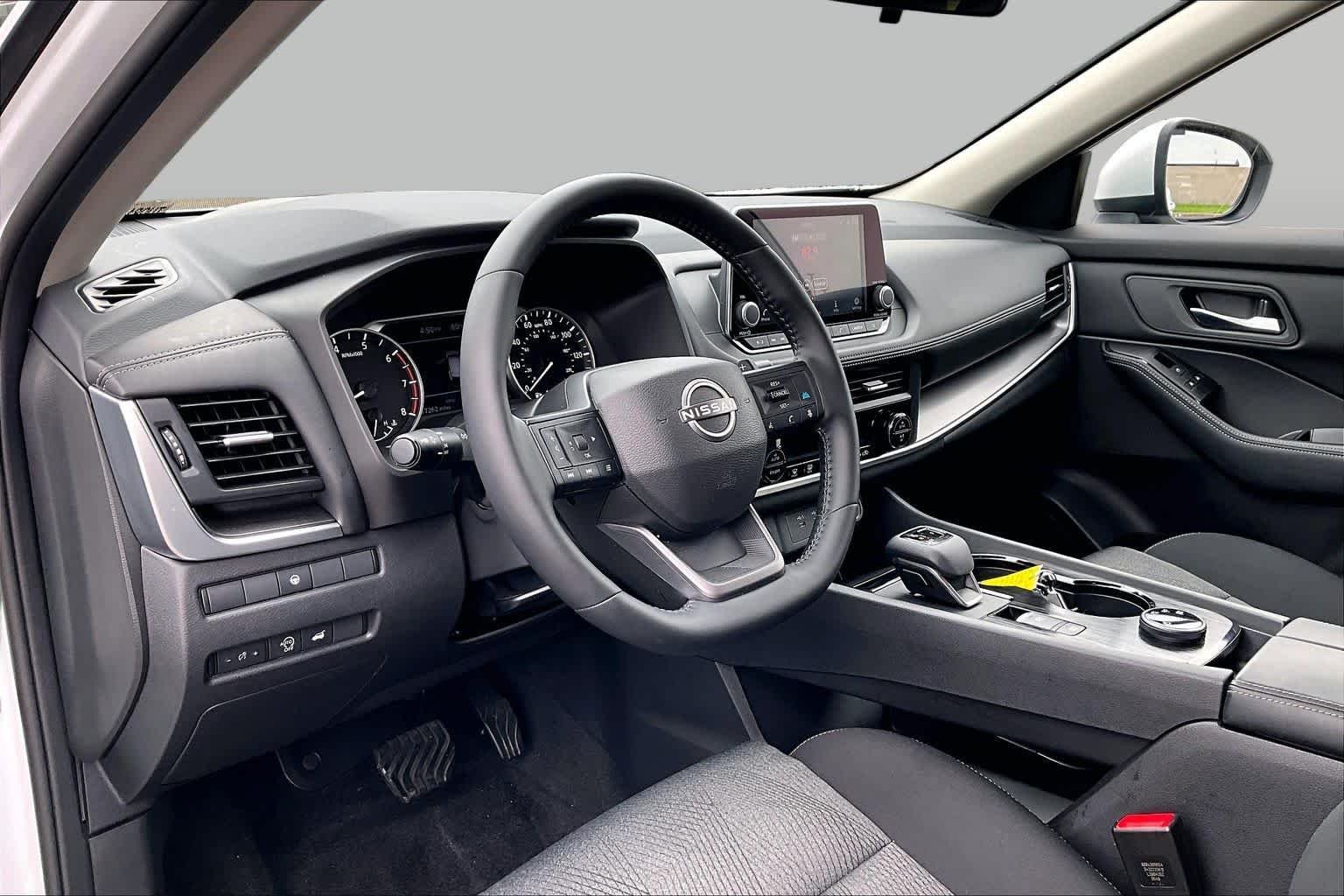 Used 2026 Everest White Pearl Tricoat Nissan SV image 17